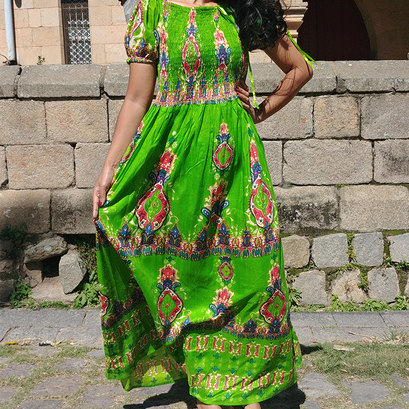 Robe maxi imprimée couleurs vives à l'indienne