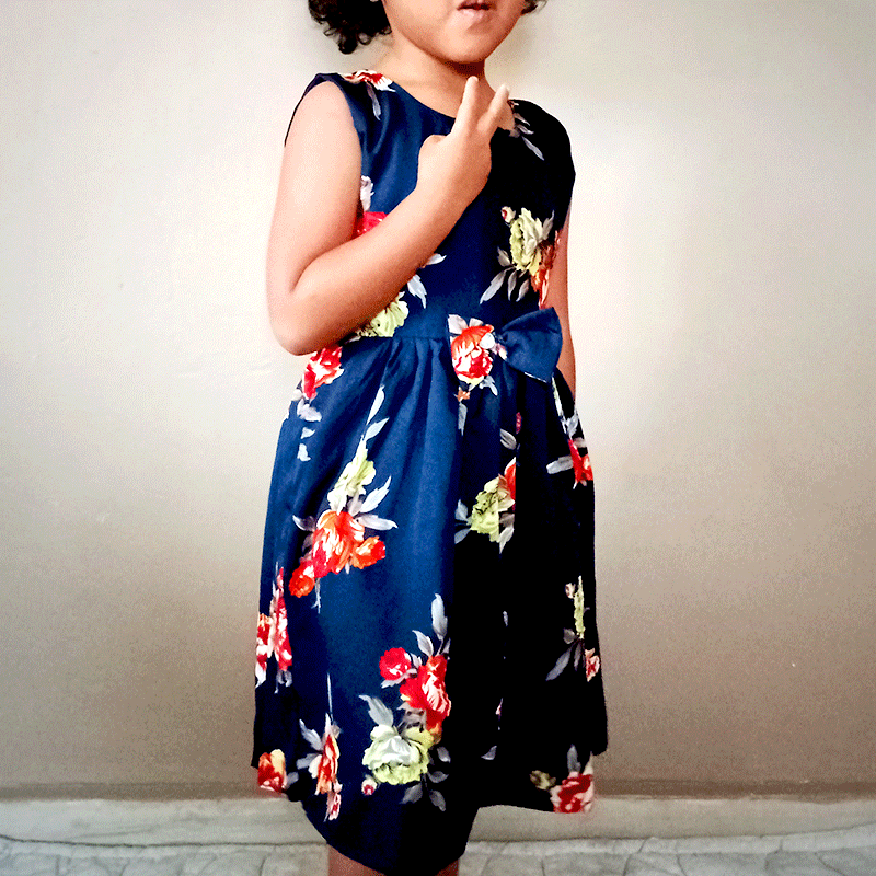 Robe sans manche petite fille motif fleuri bleu