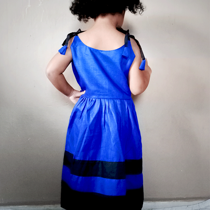 Robe petite fille deux tons à bretelle bleu foncé