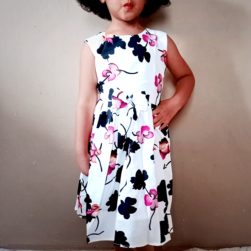 Robe sans manche petite fille motif fleuri blanc