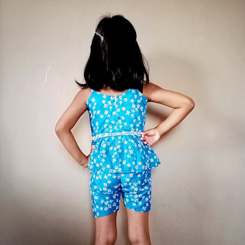 Ensemble petite fille short et haut bretelle bleu