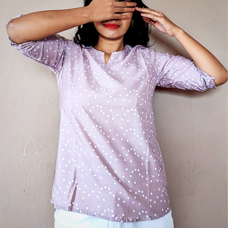 Blouse à pois gris